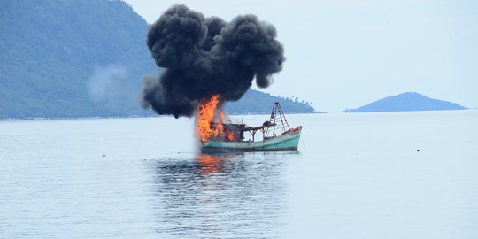 Jokowi tak puas cuma 3 kapal nelayan asing yang ditenggelamkan