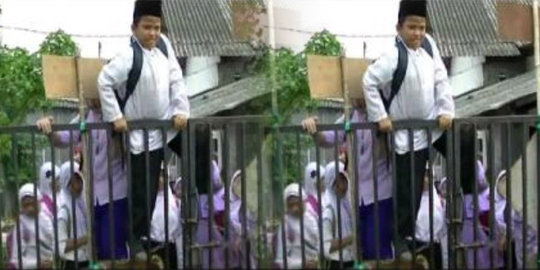 Siswa SDN Tangsel panjat pagar gerbang untuk masuk ke sekolah