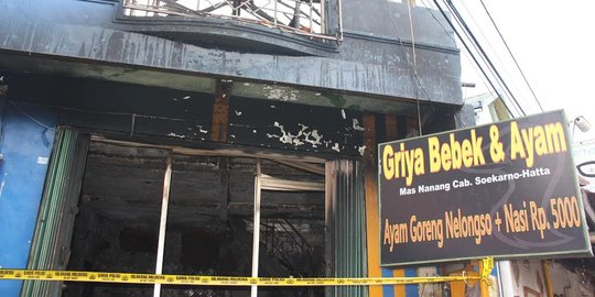 Warung Bebek Nelongso terbakar,2 orang luka loncat dari lantai 2