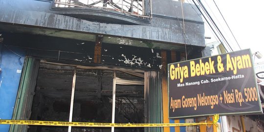  Warung  Bebek Nelongso terbakar 2  orang luka loncat dari 