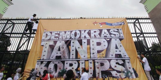 Aktivis ICW peringati Hari Anti-Korupsi di depan Gedung DPR