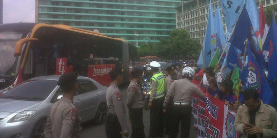 Macetkan jalan, netizen kecam demo buruh menuntut kenaikan UMP