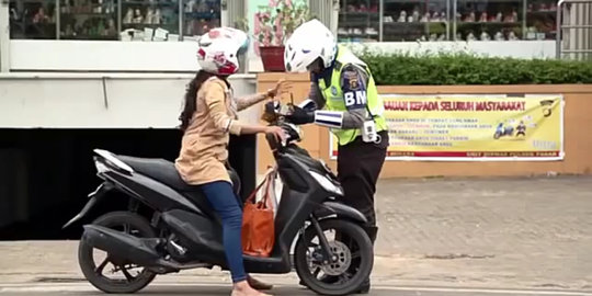 Tilang istri, anggota Polantas ini dicueki istri