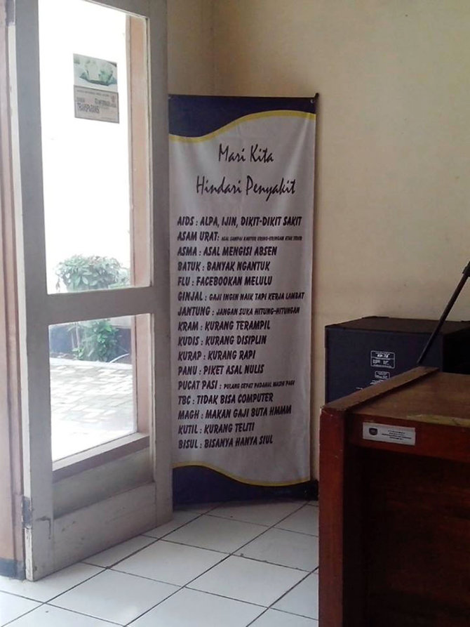 banner hindari penyakit di kantor dinkoperindagpar purworejo