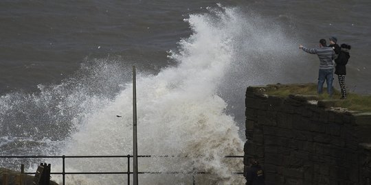 Keganasan ombak hantam dinding pelabuhan di pantai Inggris