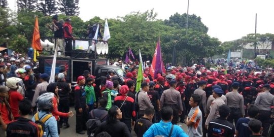 Tuntut kenaikan UMK, buruh geruduk gedung DPRD Lebak