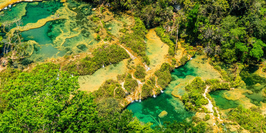 Mengulik keindahan danau bertingkat di Semuc Champey, Guatemala