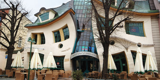 Krzywy Domek, keunikan gedung meliuk di Polandia