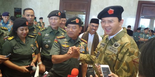 Ahok terima baret dan brevet kehormatan TNI | merdeka.com