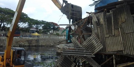 78 Bangunan ilegal di sisi timur Waduk Pluit dibongkar