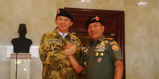 Jenderal Moeldoko salah pakaikan baret kehormatan ke Ahok