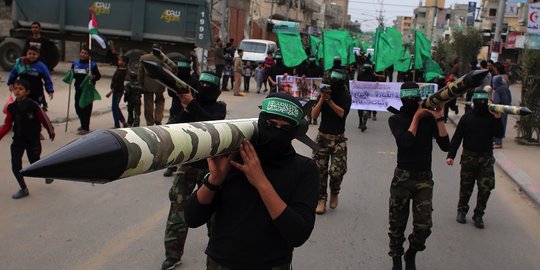 Peringati HUT Hamas ke-27, militan Palestina arak roket