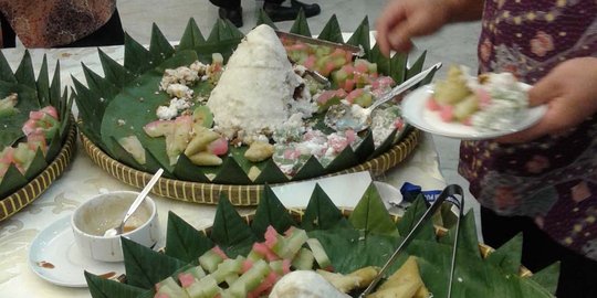 Ini makanan khas Indonesia yang disajikan di kantor pemerintahan