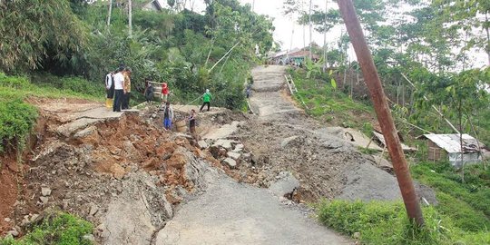 Longsor di Banjarnegara, 8 orang tewas dan 100 hilang