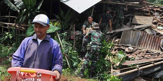 Warga dengar suara ledakan sebelum longsor menerjang desa