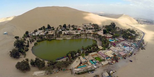 Menikmati keindahan Oasis Huacachina di Peru