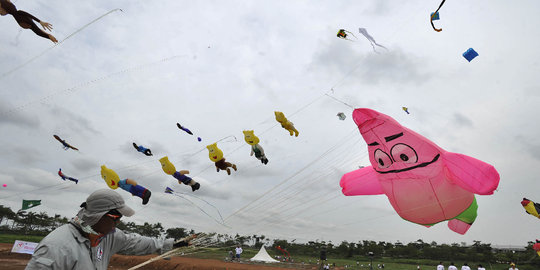Layang-layang raksasa meriahkan Jakarta Kite Festival di Cakung