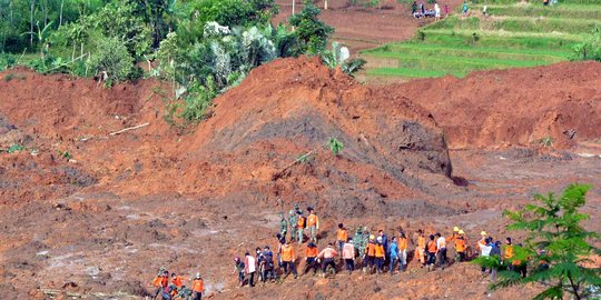 Hujan deras, evakuasi korban Longsor Banjarnegara dihentikan