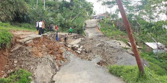 Alat berat berhasil buka akses ke lokasi longsor Banjarnegara