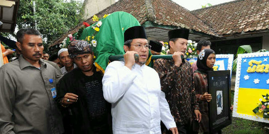 ikut gotong keranda jenazah een sukaesih rev3