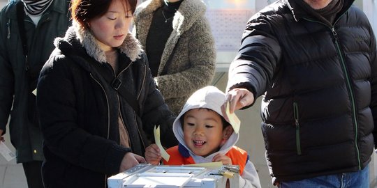 Antusiasme bocah Jepang temani orang tua nyoblos di TPS