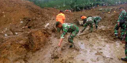 Aksi prajurit Kostrad bantu korban tanah longsor Banjarnegara