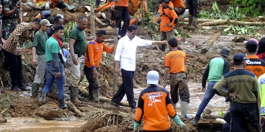 Tinjau longsor Banjarnegara, Jokowi belepotan lumpur