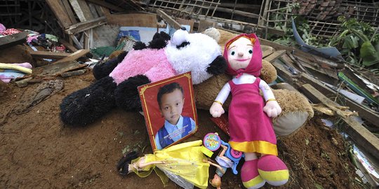 Benda milik korban yang masih hilang akibat longsor Banjarnegara