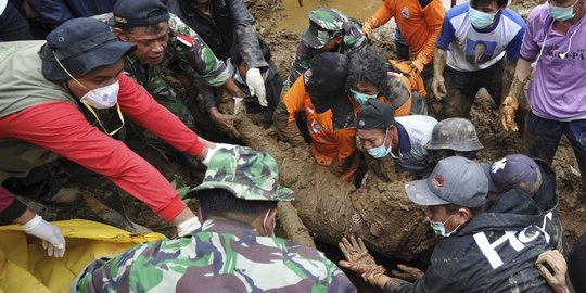 Jasad korban longsor Banjarnegara dikubur massal dekat lokasi