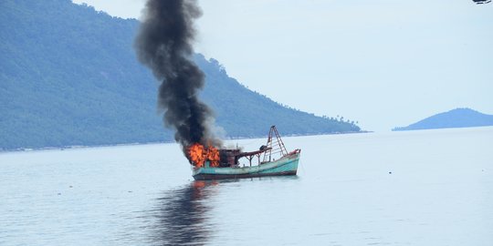 Aksi Menteri Susi tenggelamkan kapal tak ganggu investasi asing