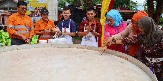 Pemuda Desa Tapanuli bikin kue talam raksasa 2,2 meter