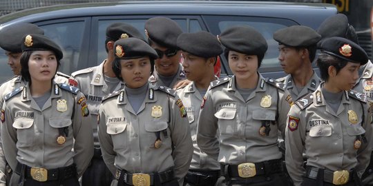 Cegah pelanggaran, Polisi Kota Kediri bagi-bagi bunga