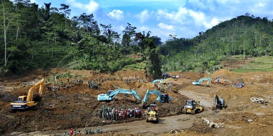 Alat berat mulai buka jalanan yang tertutup longsor Banjarnegara