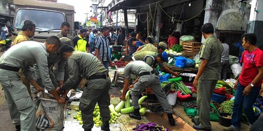 Satpol PP Banda Aceh gusur ratusan PKL