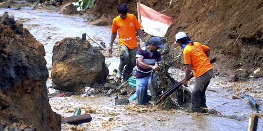 Jalan Banjarnegara-Pekalongan ambles, distribusi BBM terancam