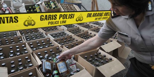 Polisi gerebek pabrik miras oplosan beromset Rp 30 juta per hari