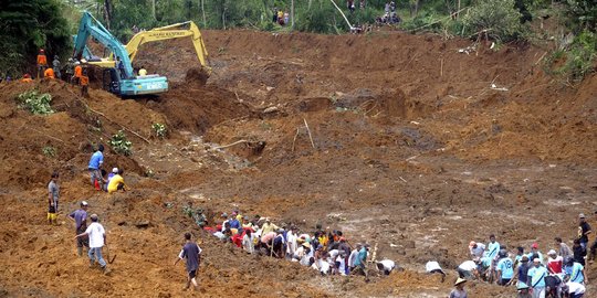 Tertimpa eskavator, relawan longsor Banjarnegara tewas