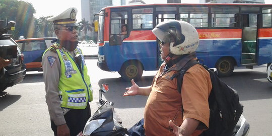 Dilarang lewat Jalan MH Thamrin, pemotor ini protes pada polisi
