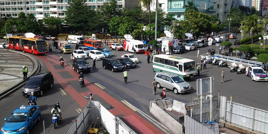 'Kalau buat aturan larangan motor, lihat dong masyarakat kecil'