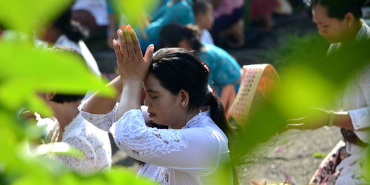 Kekhusyukan doa umat Hindu di Bali saat rayakan Galungan