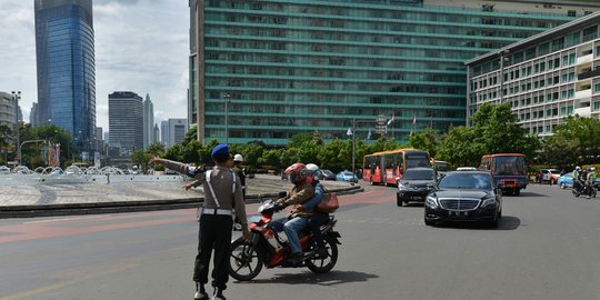 Petugas juga halau pengendara motor berseragam polisi di HI