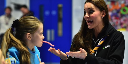 Tampil kasual, Kate Middleton hibur anak-anak Pramuka di London