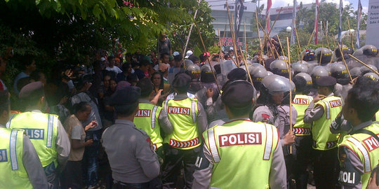 Tolak digusur, ibu-ibu di Rawamangun dorong barikade polisi