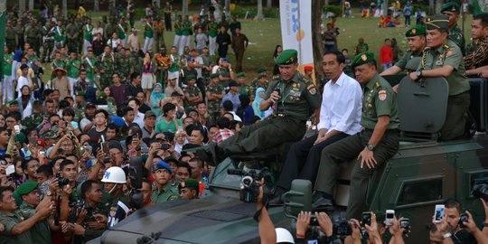 Jokowi keliling Monas naik panser, Menhan Ryamizard kelelahan
