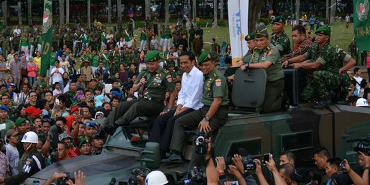 Bangganya Jokowi naik Komodo milik TNI AD keliling Monas