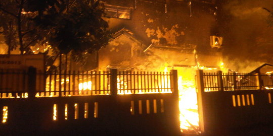Merasa dicueki, warga bakar Kantor Bupati & DPRD Maybrat