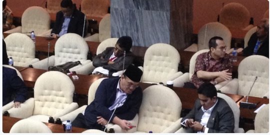 foto adian lagi tidur rev1
