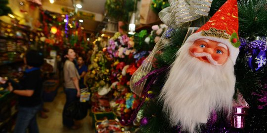 Berburu pernak-pernik Natal di Pasar Asemka