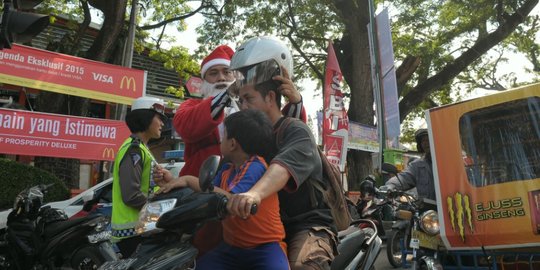 Berpakain ala Sinterklas, Polantas di Medan bagi-bagi helm