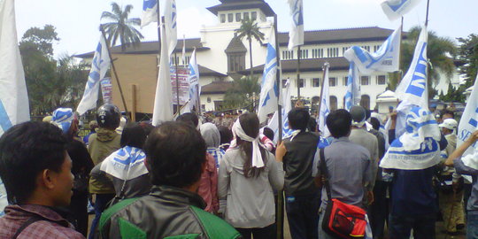 Tak puas UMK 2015, buruh kembali geruduk Gedung Sate